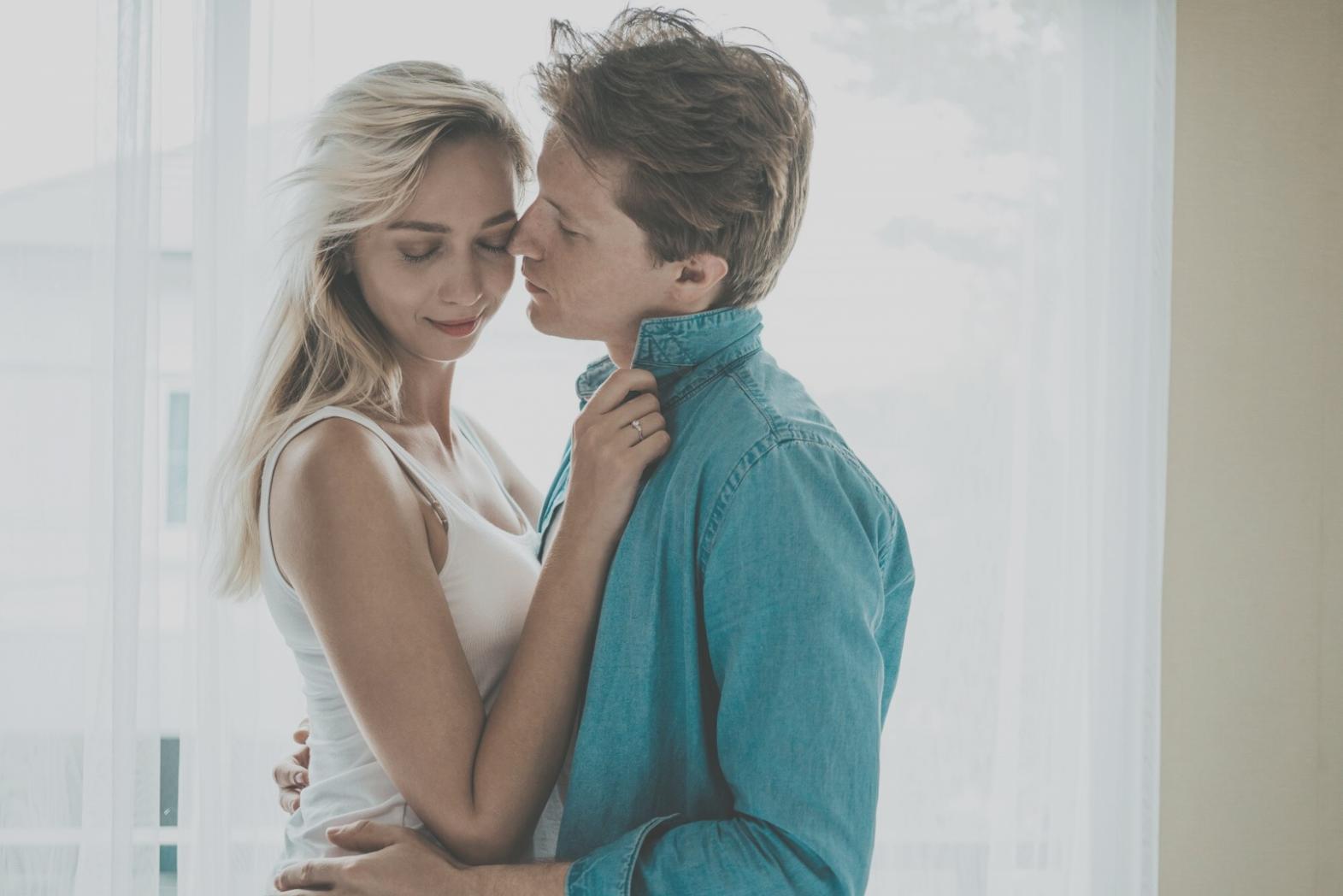 Famiglia che partecipa insieme ad attività educative interattive