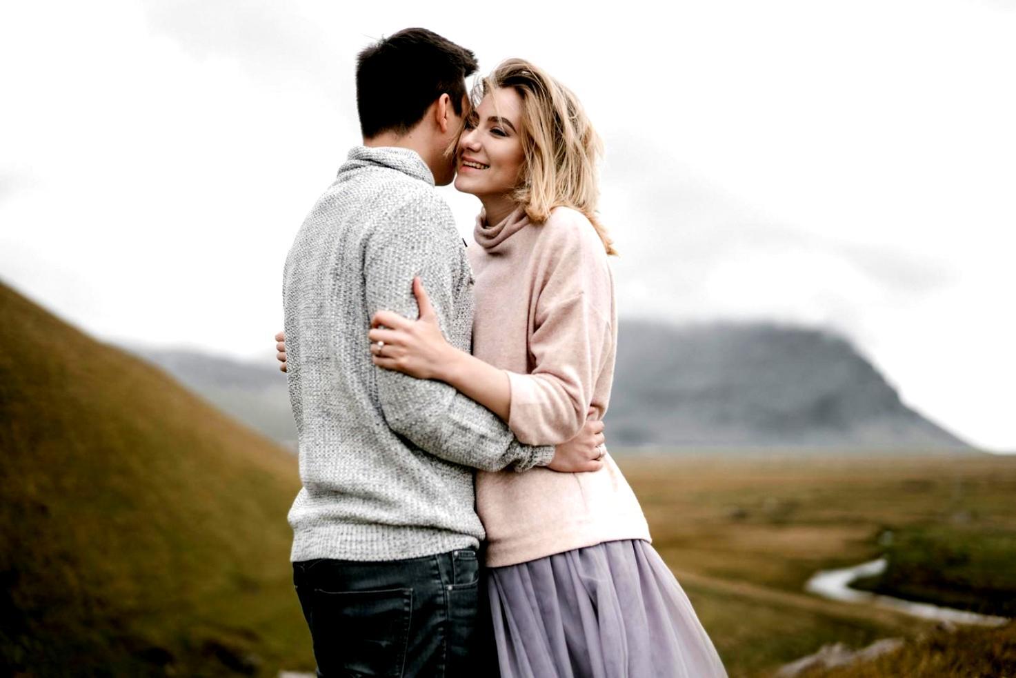 Famiglia che partecipa insieme a un'attività educativa durante uno dei nostri corsi