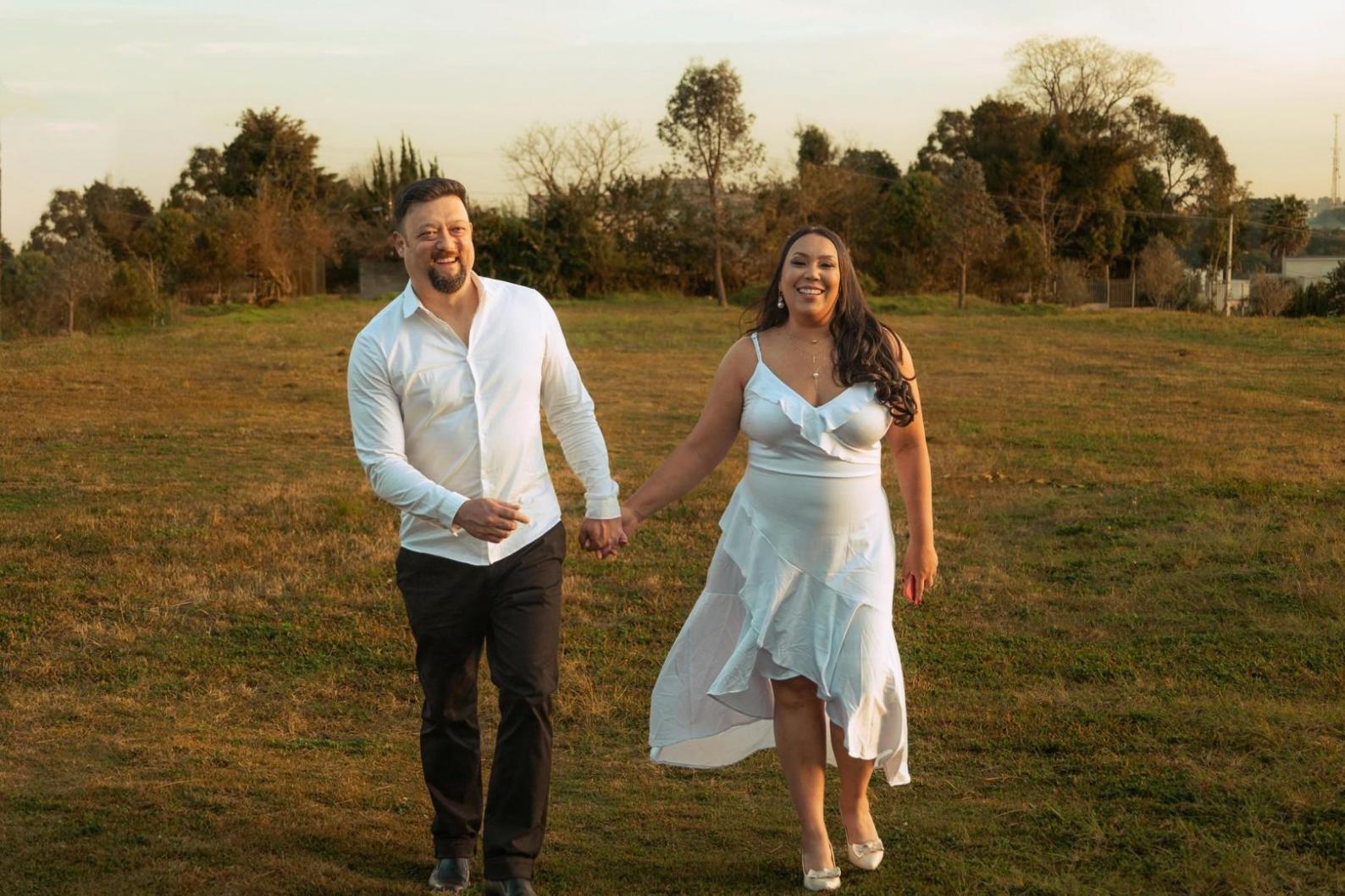 Bambini e genitori che collaborano in un'attività creativa guidata